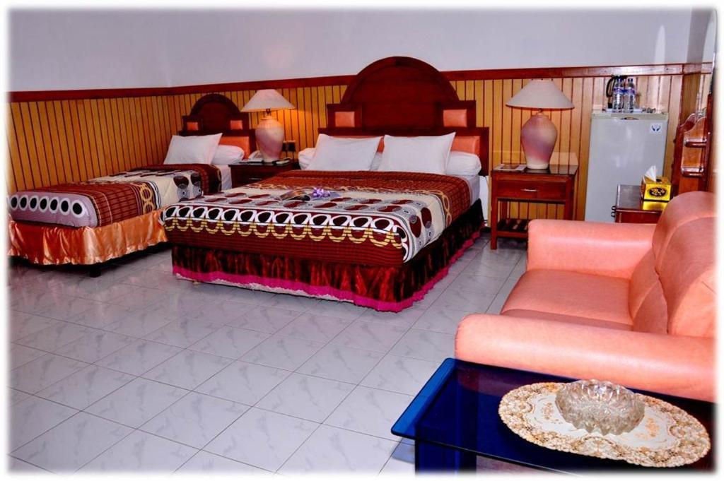 Berlian Abadi Hotel By Sinergi Banyuwangi  Rum bild